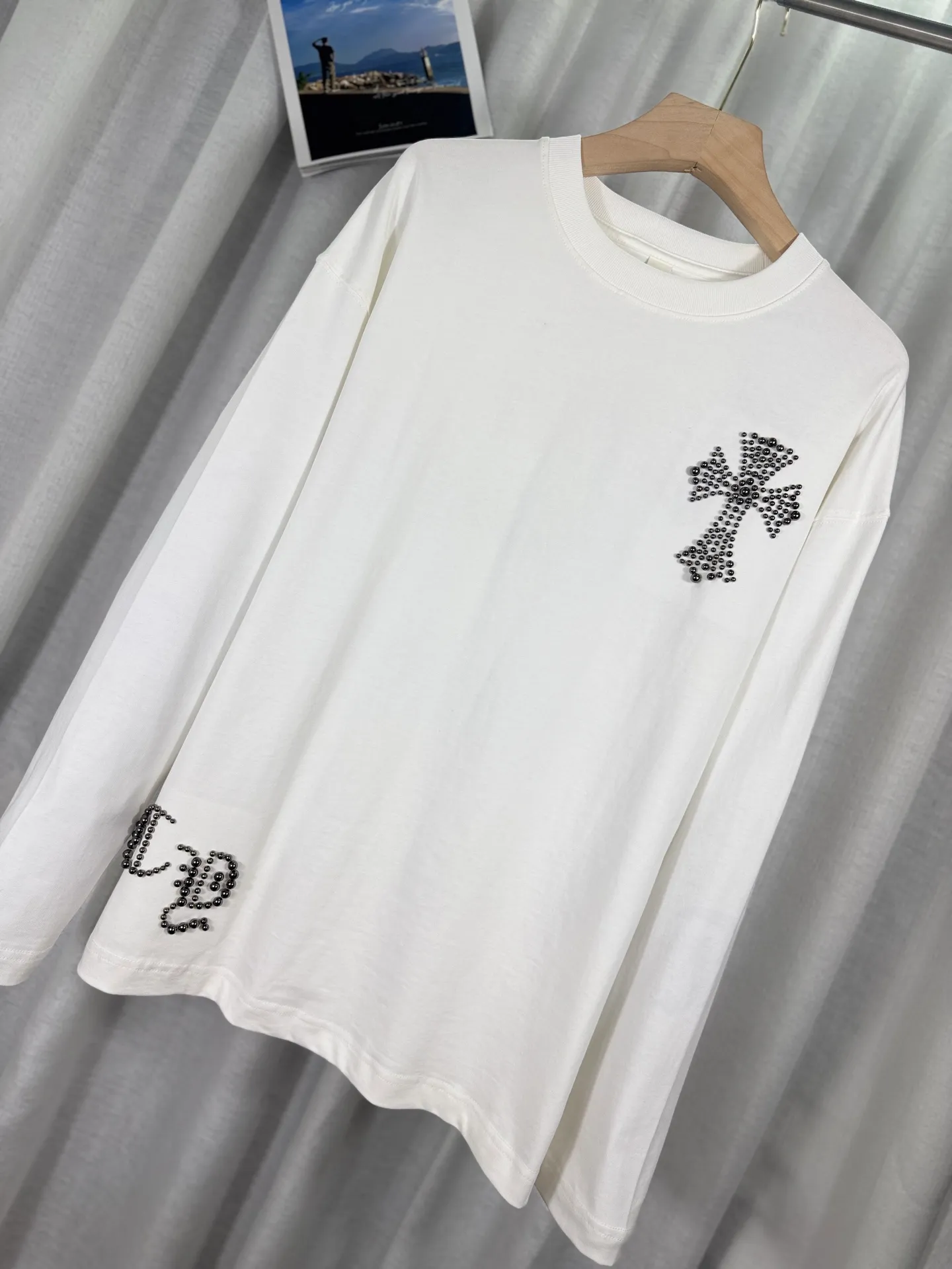 P250 top version, real shot without P, ​​different from market currency) 𝗖𝗵𝗿𝗼𝗺𝗲 𝗛𝗲𝗮𝗿𝘁𝘀/Cro Heart 2025 Autumn and Winter Horseshoe Cross Print Pearl Compass Couple Casual Long Sleeve 👑The highest version! Customized fabric 320g fabric! Horseshoe cross print pearl compass patch embroidery and exquisite embroidery of letters! The best-selling model in the counter, very comfortable to wear. Accessories: original molded and authenticated collar label➕100% silk wash label. Genuine purchase-grade original hangtag➕matching hanging rope➕3D hanging beads➕original packaging bag. Craftsmanship: The original version has consistent wiring! The highest version of the armhole matching technique! Color: Blue Black Size: S M L XL Style No.: 5171